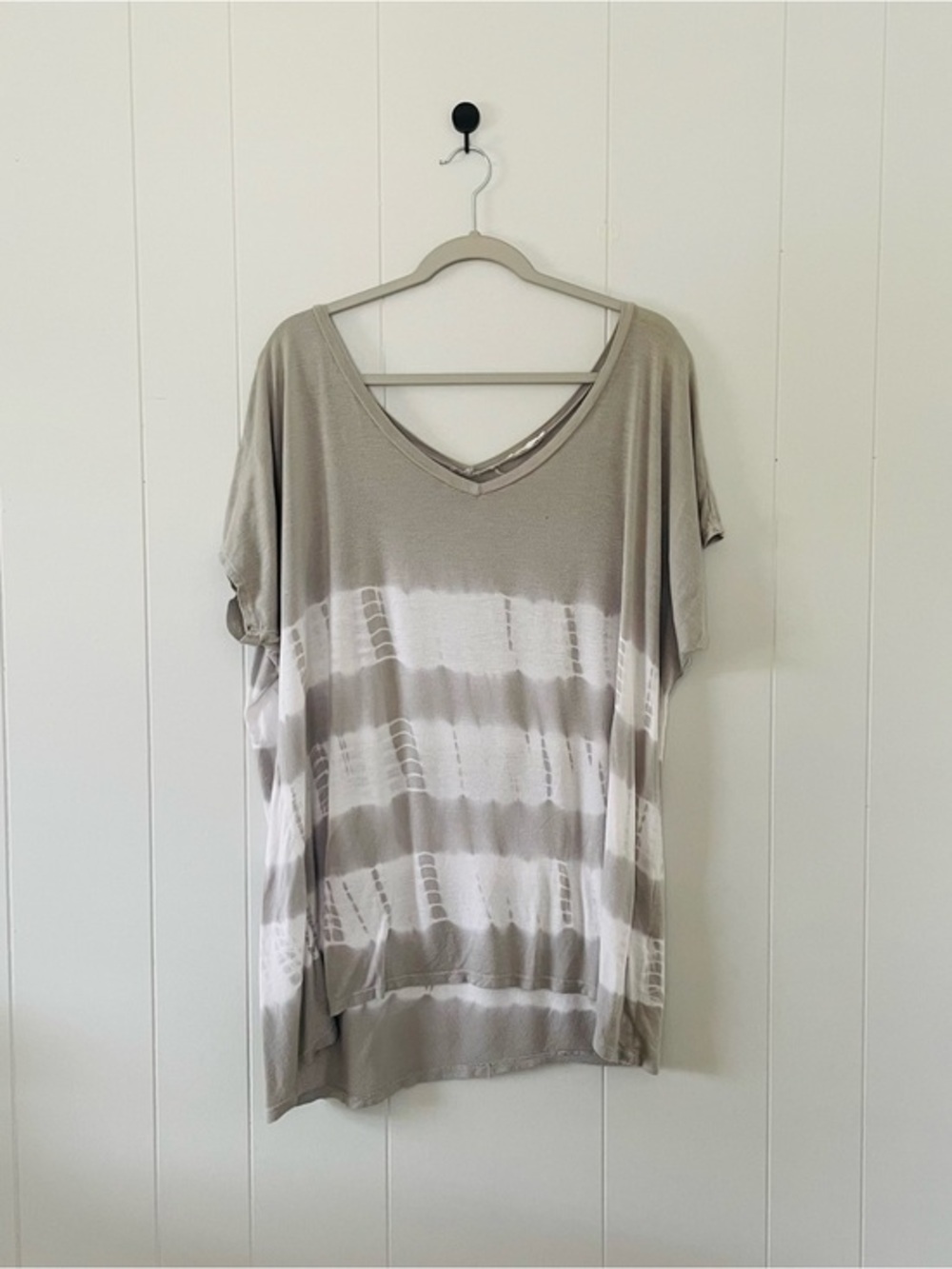 easel Taupe and White Tie-Dye V-Neck Short Sleeve Top